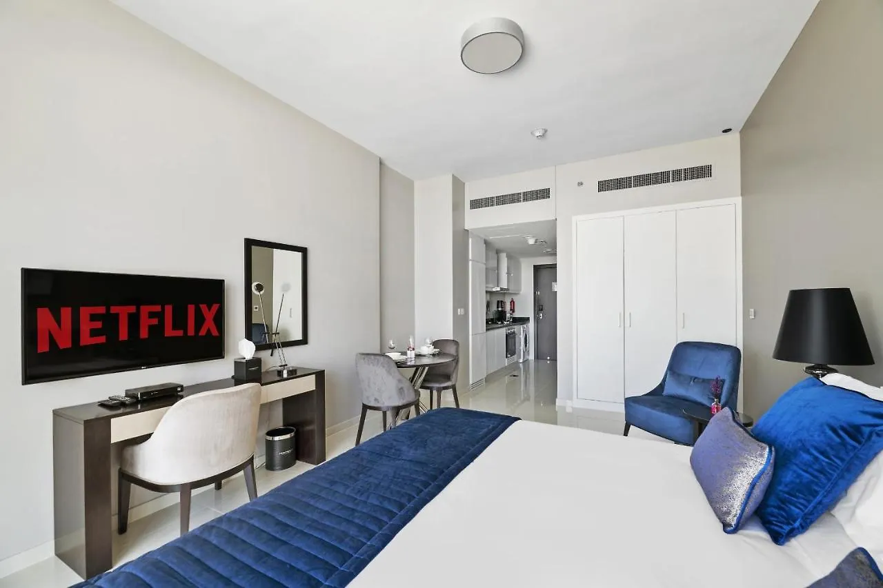 Vayk - Chic Hotel-Style Studio In Damac Hills Dubai